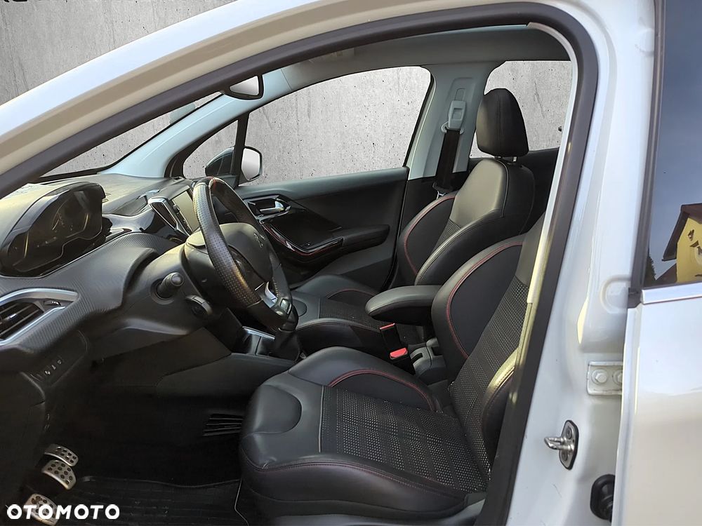 Peugeot 208 - 8