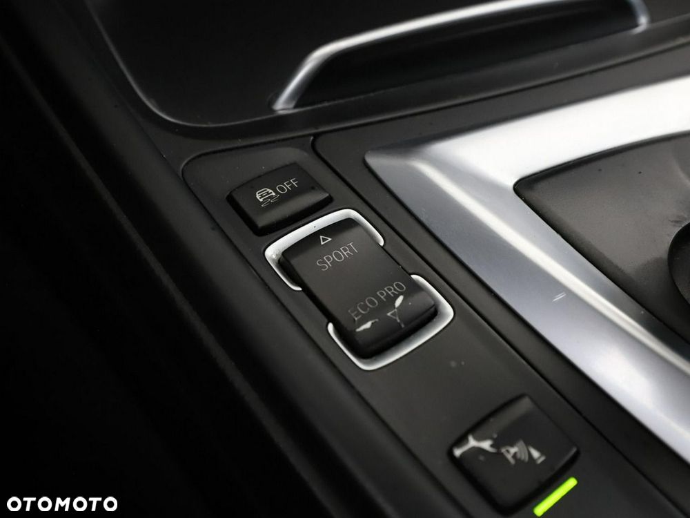 BMW Seria 3 330e iPerformance Luxury Line - 28