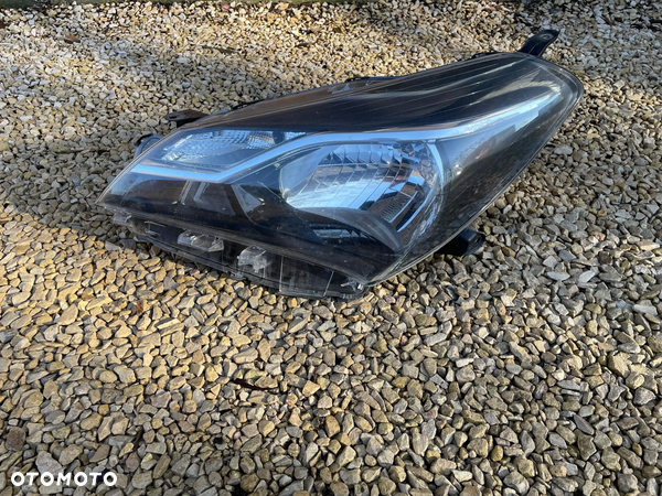 Lampa przednia lewa Toyota Yaris III lift