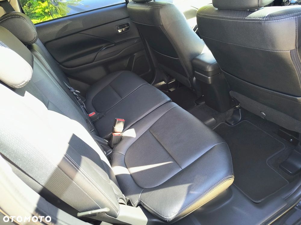 Mitsubishi Outlander Instyle NAVI + - 18