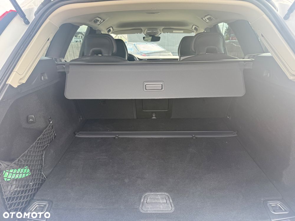 Volvo XC 60 B4 D AWD Geartronic Momentum Pro - 23