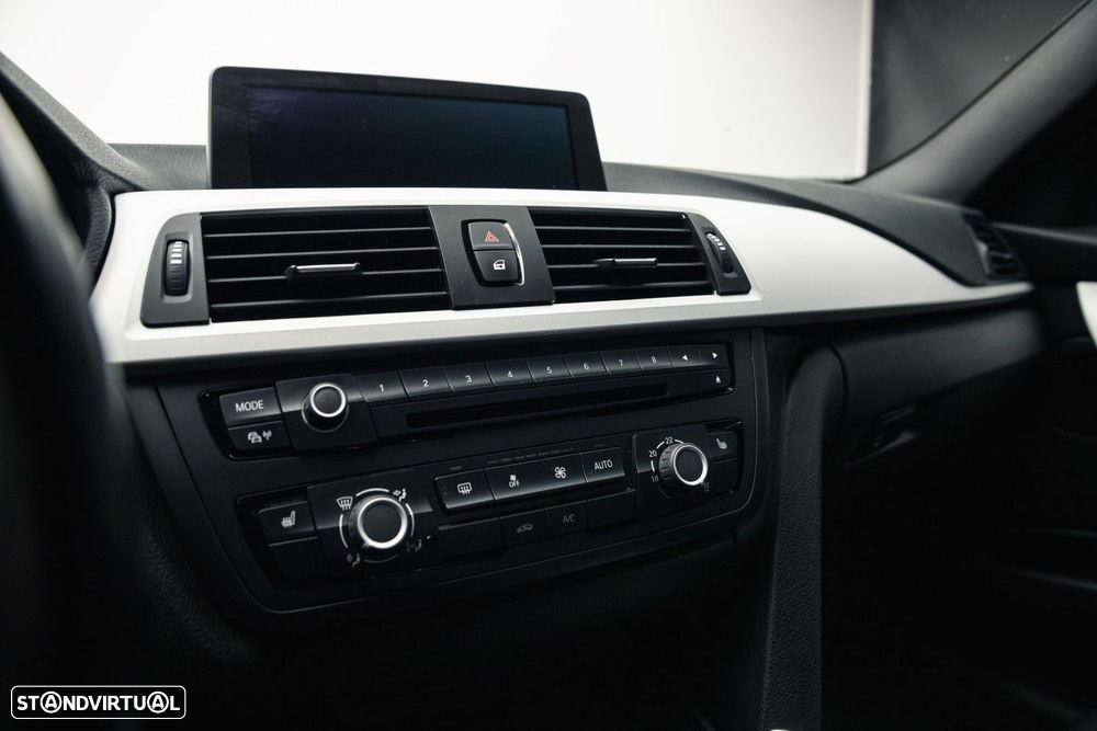 BMW 318 d Pack M - 12