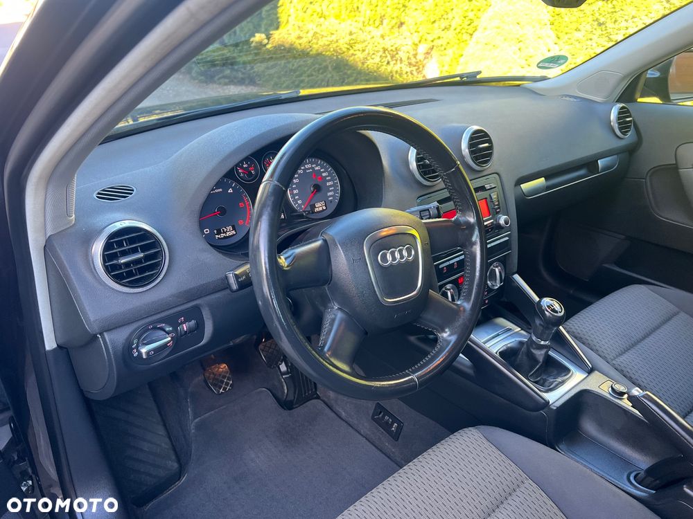 Audi A3 Sportback 1.6 TDI DPF S line Sportpaket - 7