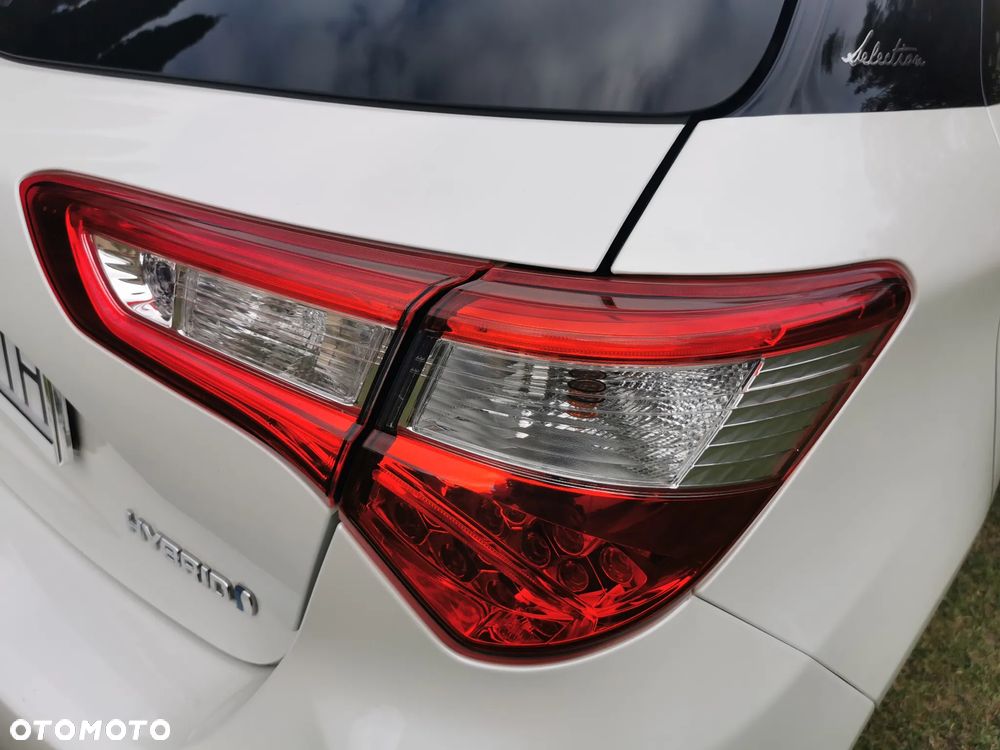 Toyota Yaris Hybrid 100 Selection - 13