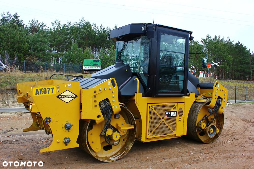 Caterpillar CAT CD10 WALEC STALOWY WIBRACYJNY Z DZIELONYMI BĘBNAMI +KOSZ HYDROG AX077 - 1