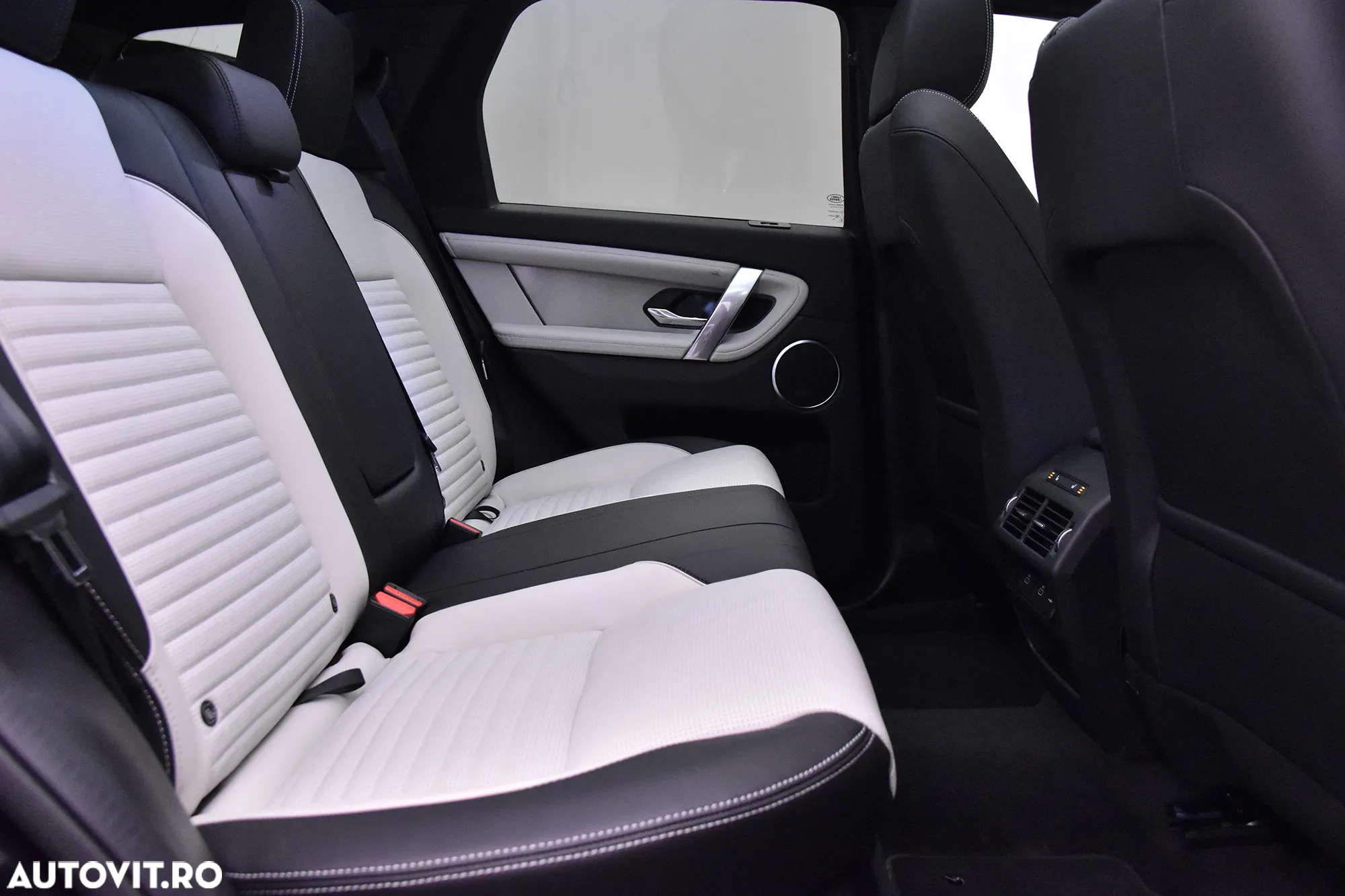 Land Rover Discovery Sport 2.0 P200 R-Dynamic MHEV SE - 13