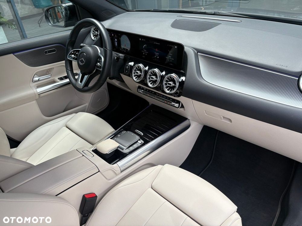 Mercedes-Benz GLA - 16