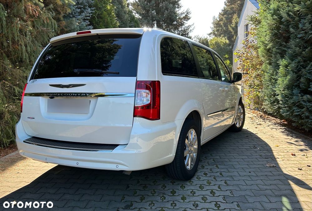 Chrysler Town & Country - 3