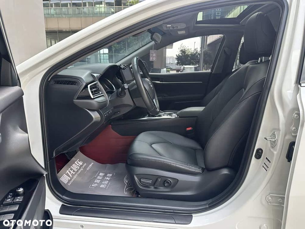 Toyota Camry Luxury - 15