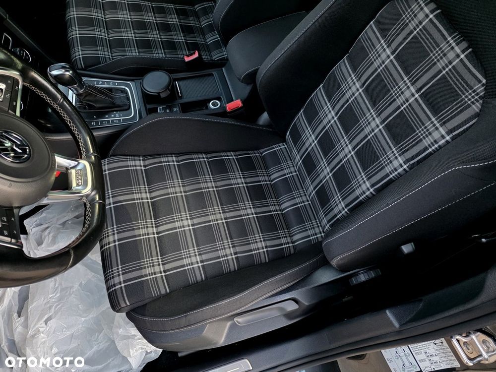 Volkswagen Golf - 16