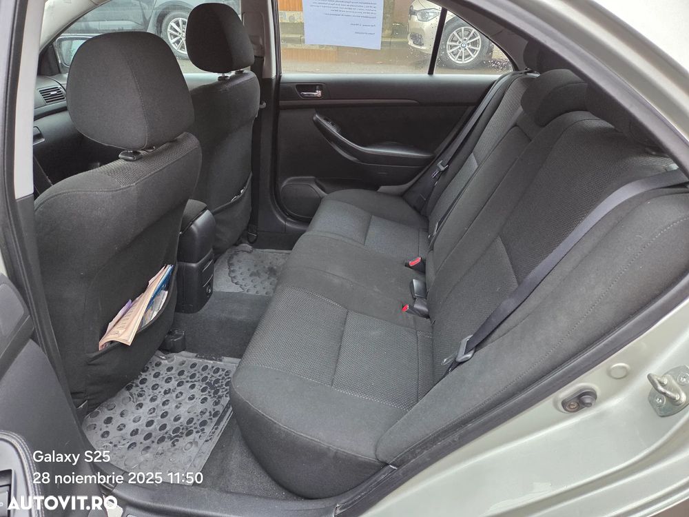 Toyota Avensis 1.8 Sdn. Sol - 10