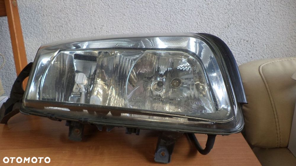 Lampa lewy prawy przód VOLVO 89002809 04HCR7177 - 2