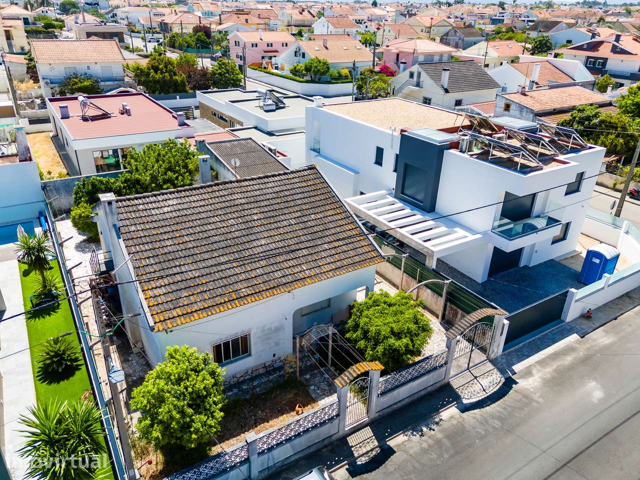 Moradia Isolada de 2 Pisos em Fernão Ferro – Excelente Área Exterior - Grande imagem: 2/43