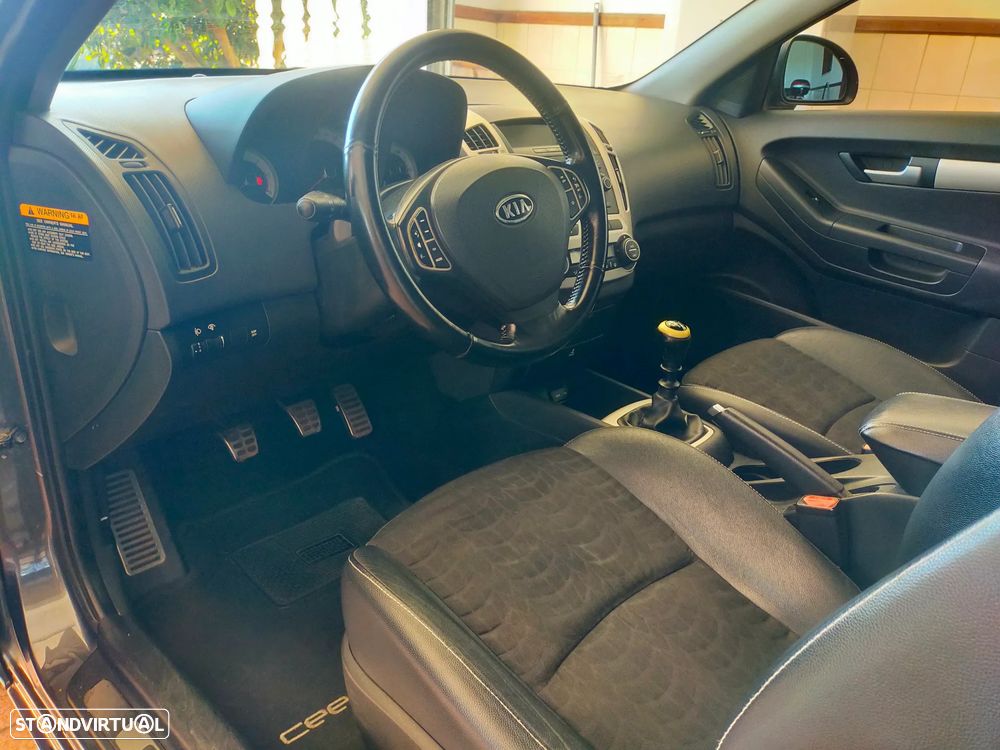 Kia Ceed S Coupé 1.6 CRDi EX — fotografia 16