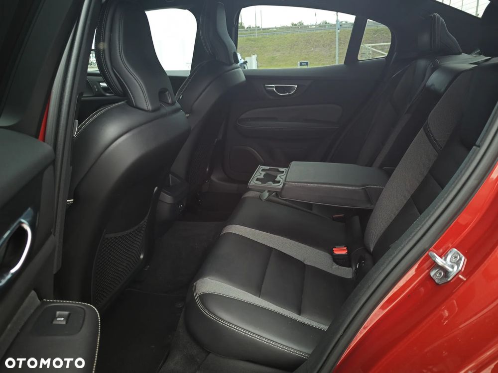Volvo S60 B5 B R-Design - 16