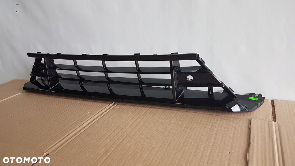 KRATKA ŚRODKOWA ZDERZAKA PRZÓD VOLVO XC60 LIFT R-DESIGN 32234959 - 4