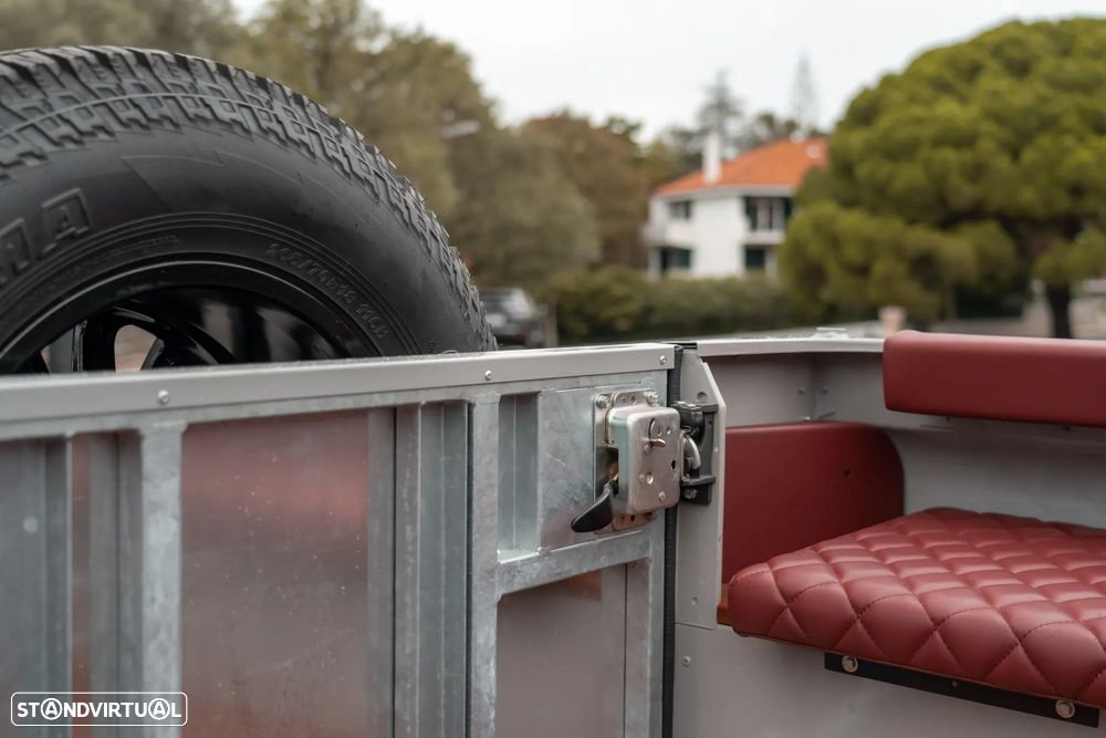 Land Rover Defender - 30