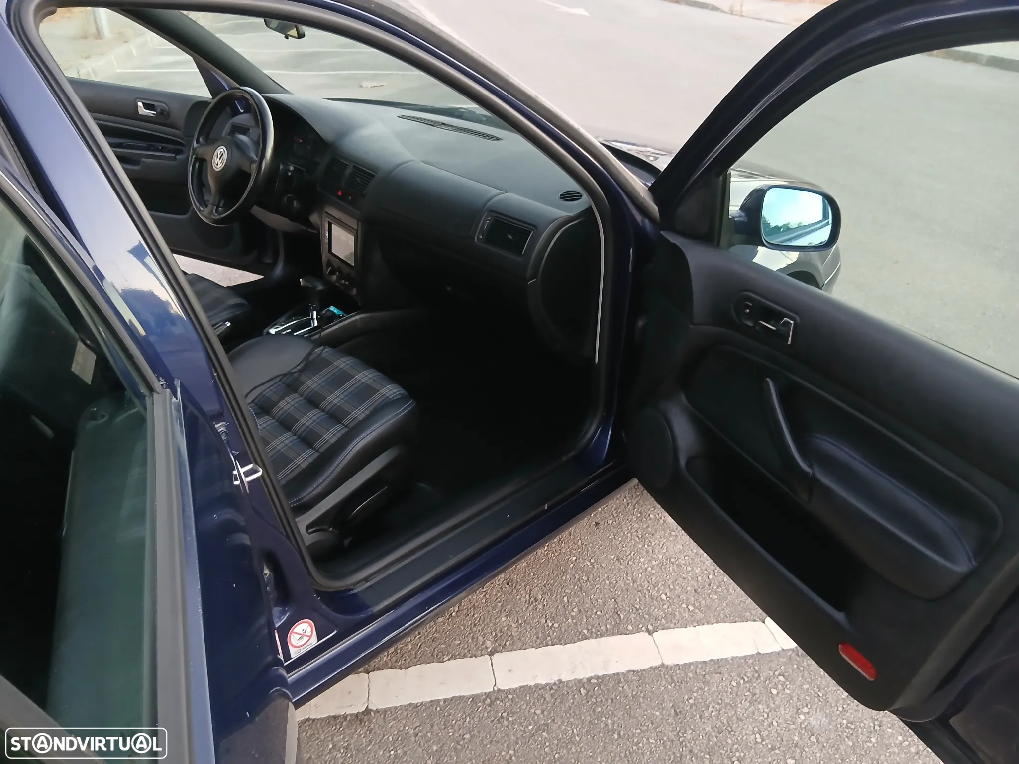 VW Golf 1.9 TDi 25 Anos Aut. - 11