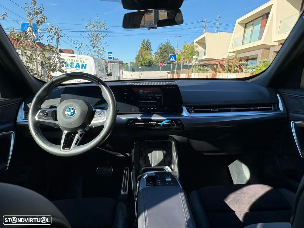 BMW iX1 eDrive20 Pack Desportivo M - 8