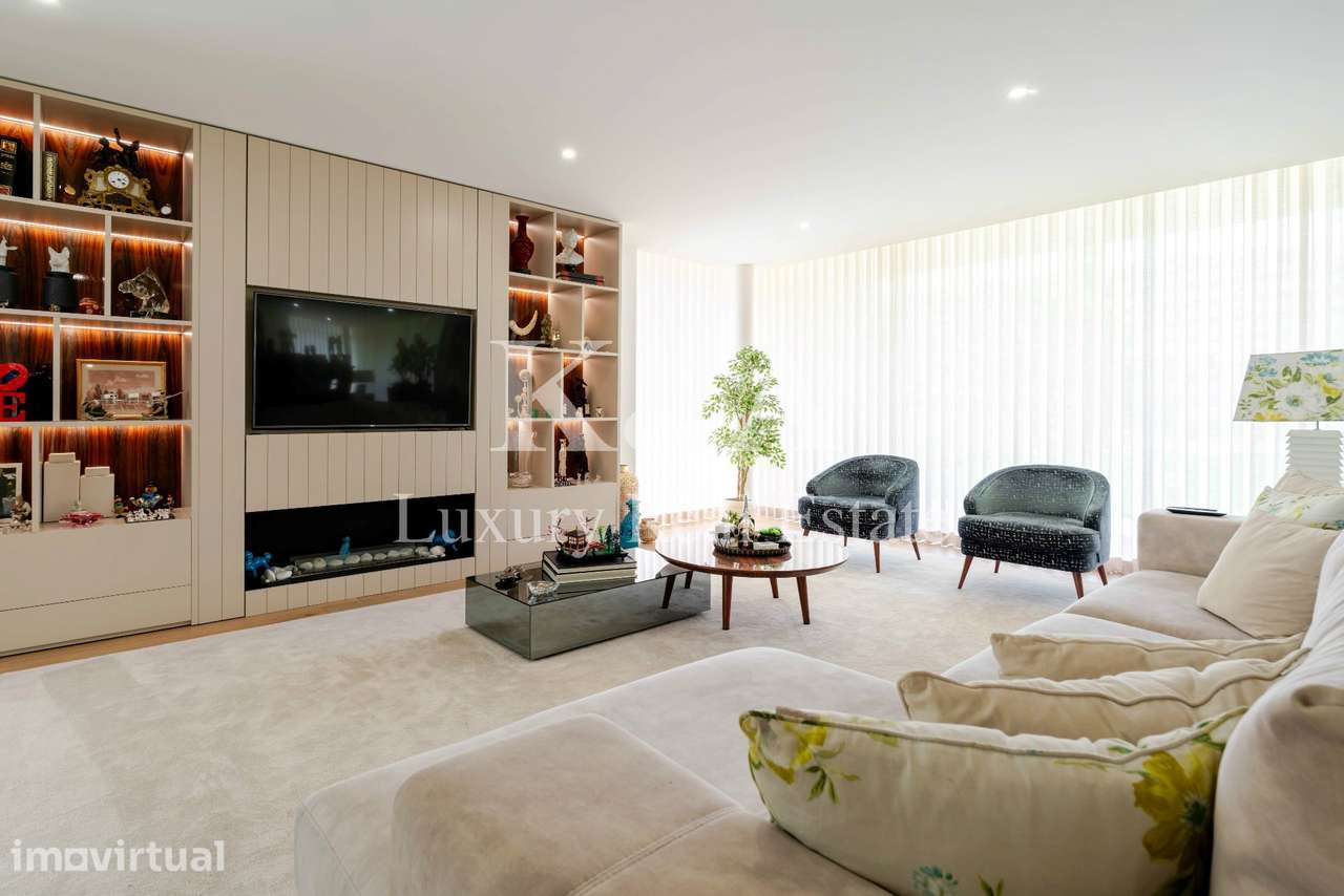 Moradia T4 de Arquitetura Contemporânea com Jardim e Piscina na zona d - Grande imagem: 4/21