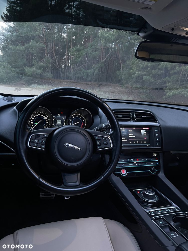 Jaguar F-Pace 35t AWD Prestige - 4