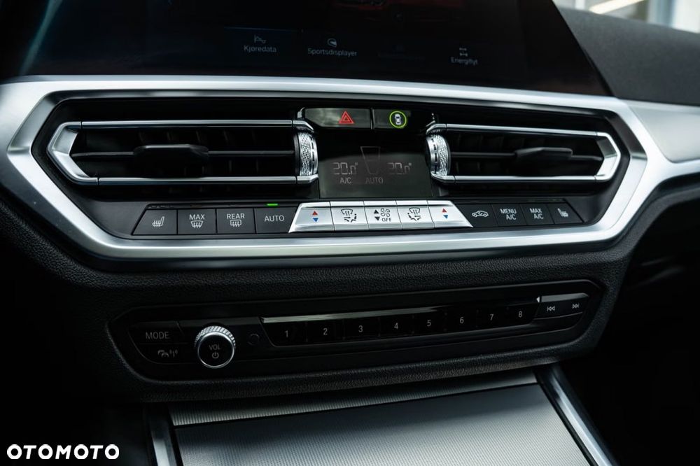 BMW Seria 3 330e xDrive - 29