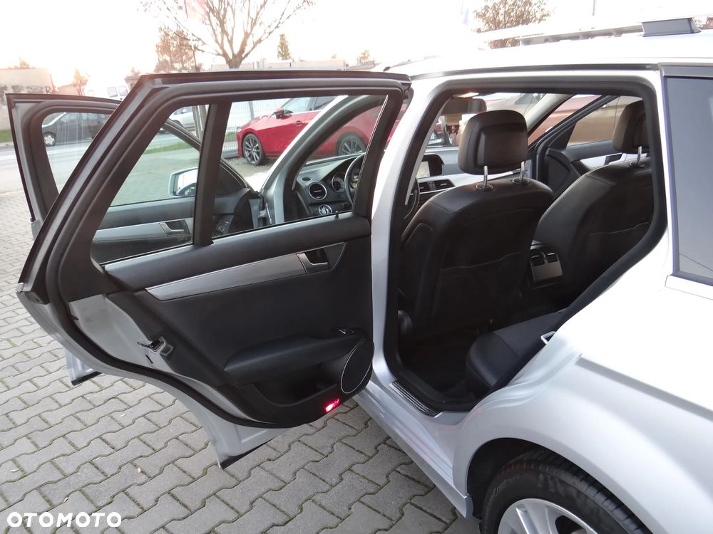 Mercedes-Benz Klasa C 180 CGI BlueEff Avantgarde - 36