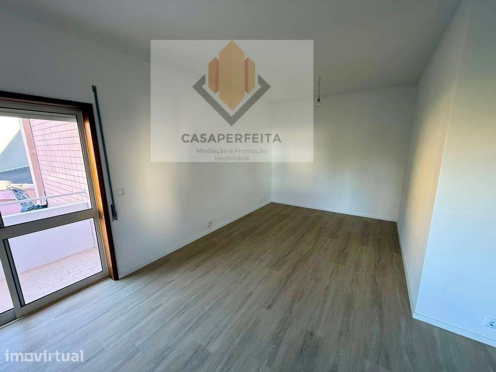 Apartamento T2 Renovado com Varanda e Lugar de Garagem - Baguim do ... - Grande imagem: 5/21
