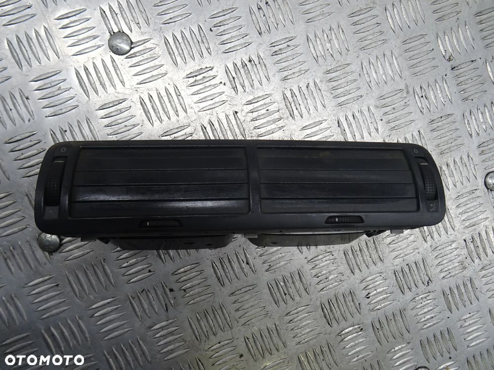VW PASSAT B5 LIFT KOMBI 2.0 TDI KRATKA NAWIEWU ŚRODKOWA 3B0819728D - 1