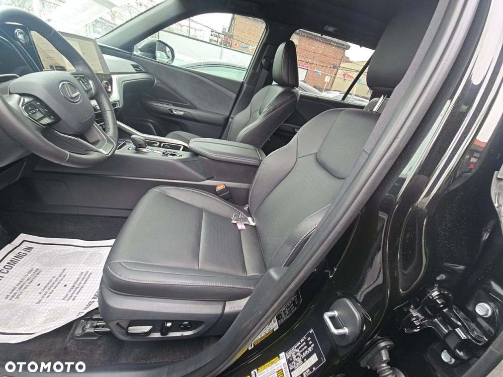 Lexus TX - 6