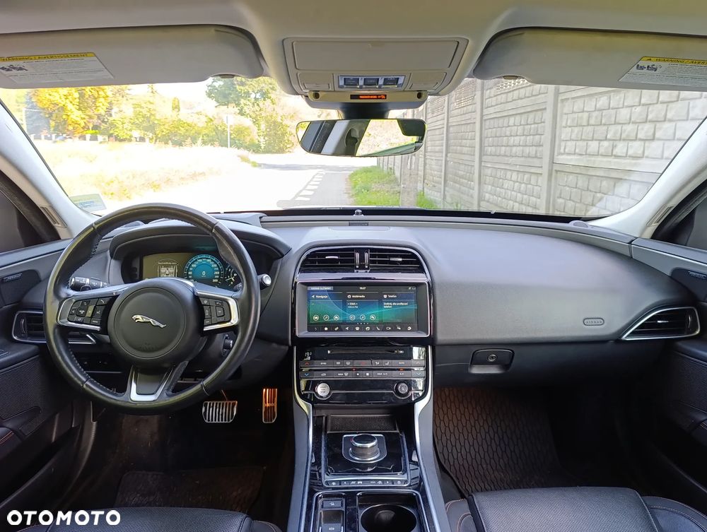 Jaguar XE - 8