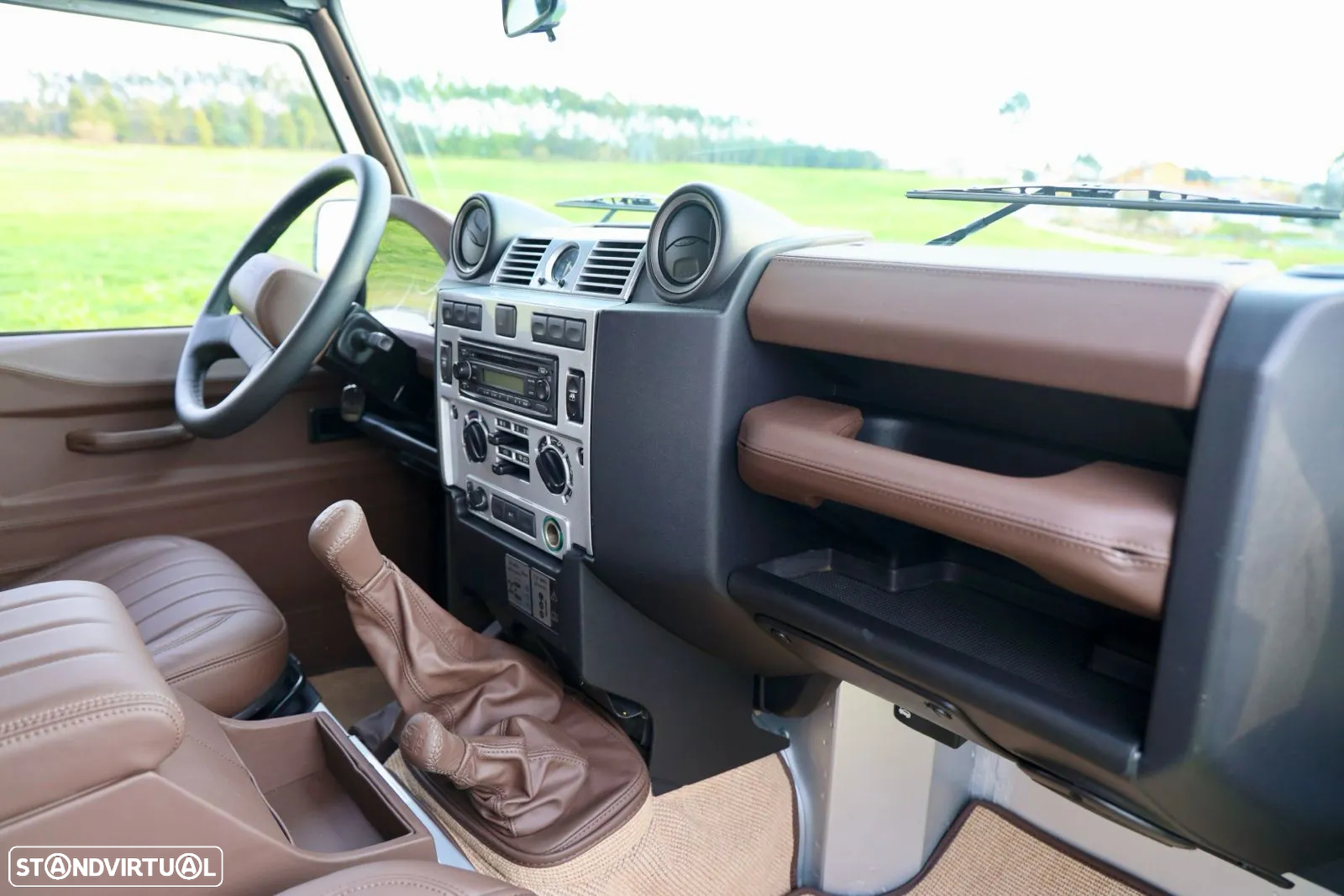 Land Rover Defender - 12