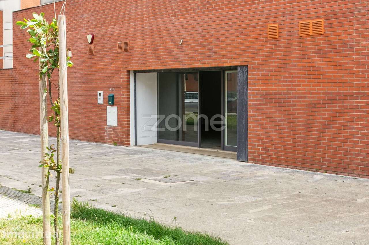 Espaço Comercial com 136 m² | Projeto de Álvaro Siza Vieira | Peraf... - Grande imagem: 2/31