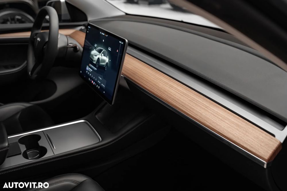 Tesla Model Y Long Range AWD - 34