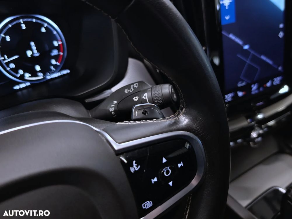 Volvo XC 60 B5 MHEV AWD R-Design - 15