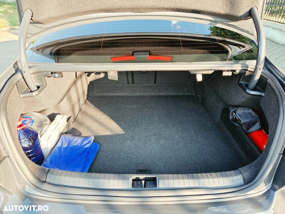 Volkswagen Passat - 11