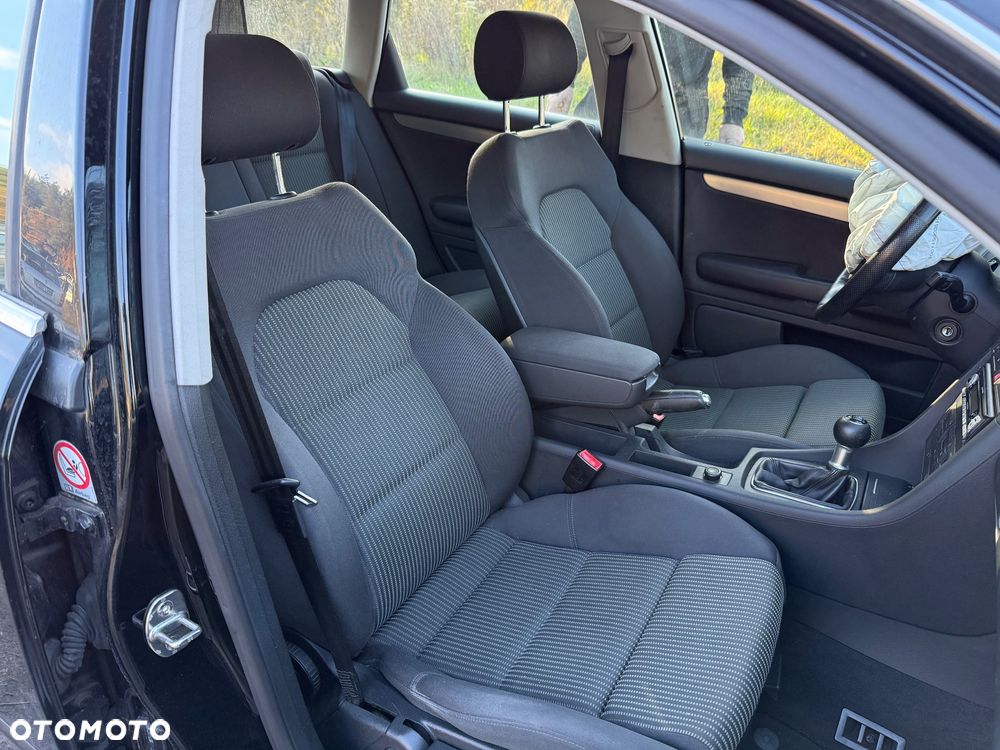 KOMPLET FOTELI AUDI A4 B7 - 1