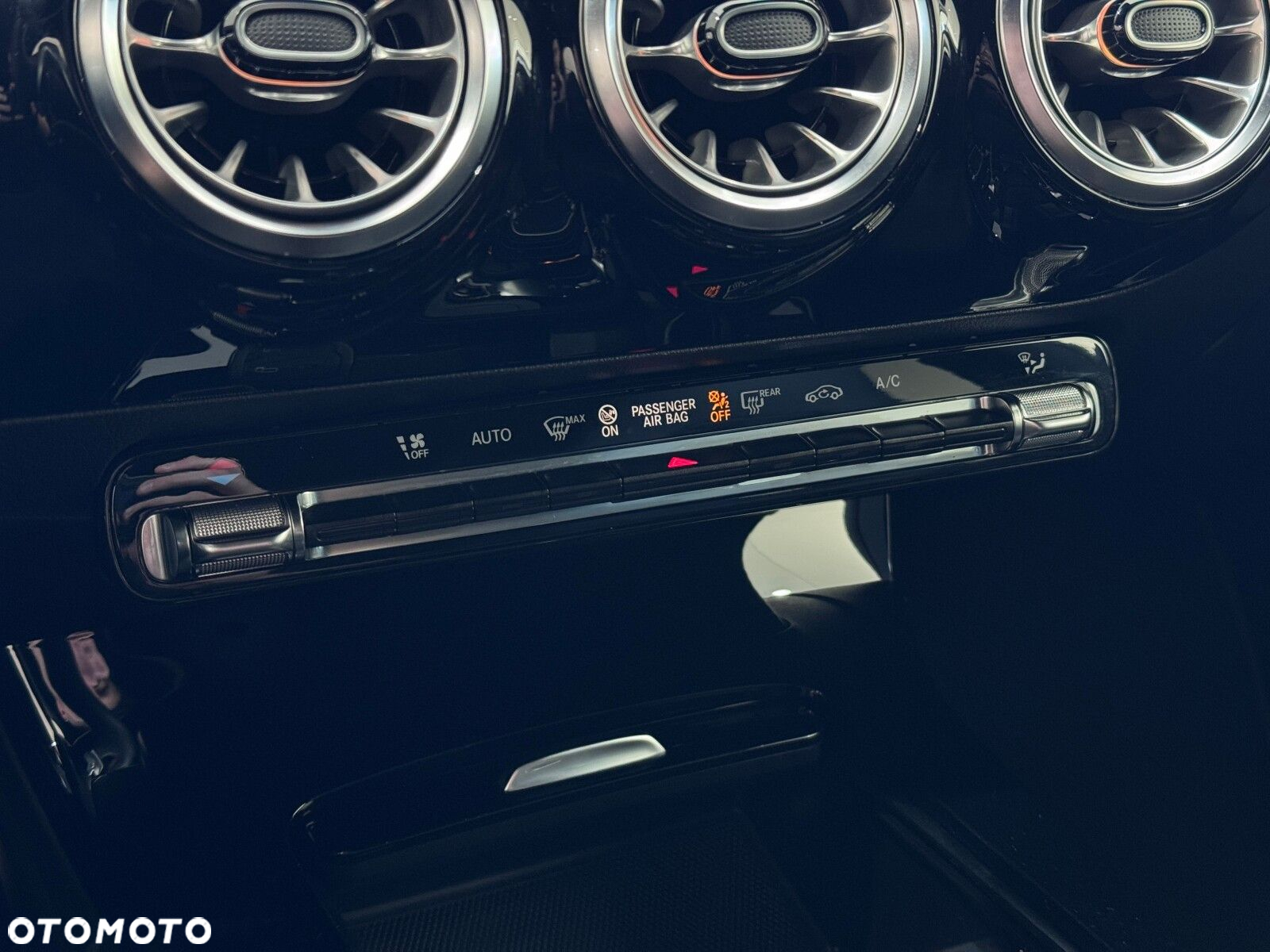 Mercedes-Benz CLA - 25