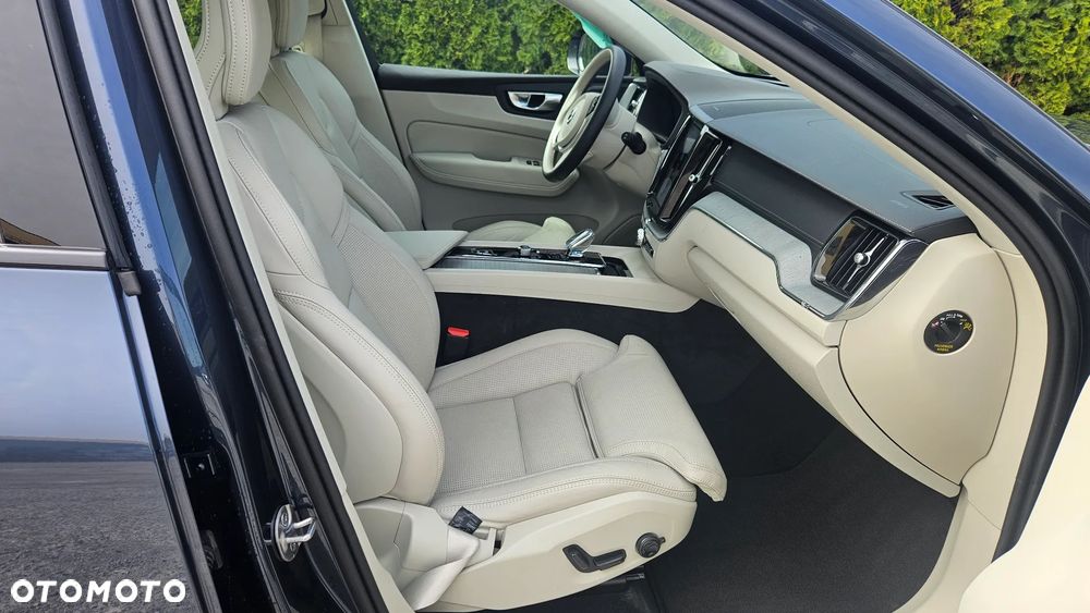 Volvo XC 60 B5 B AWD Ultra Dark - 28