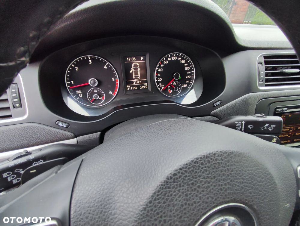 Volkswagen Jetta 2.0 TDI Highline DSG - 21
