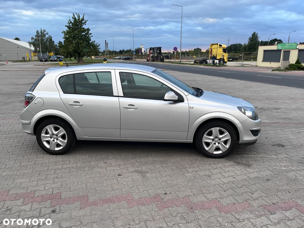 Opel Astra 2011 photo 4