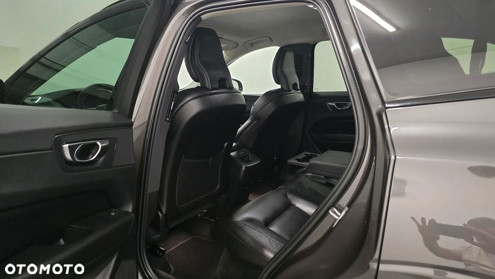 Volvo XC 60 B4 D AWD Plus Dark - 6