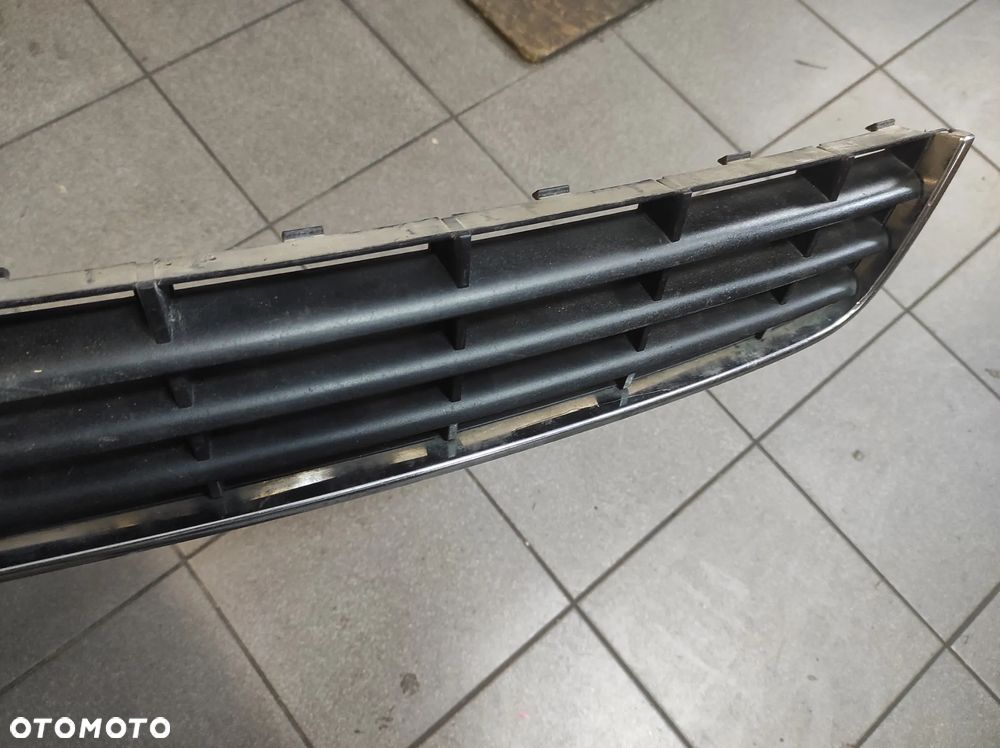 AUDI A3 8P 3 DRZWI KRATKA ZDERZAKA ŚRODKOWA 8P3807647 WYSYŁKA !!! - 3