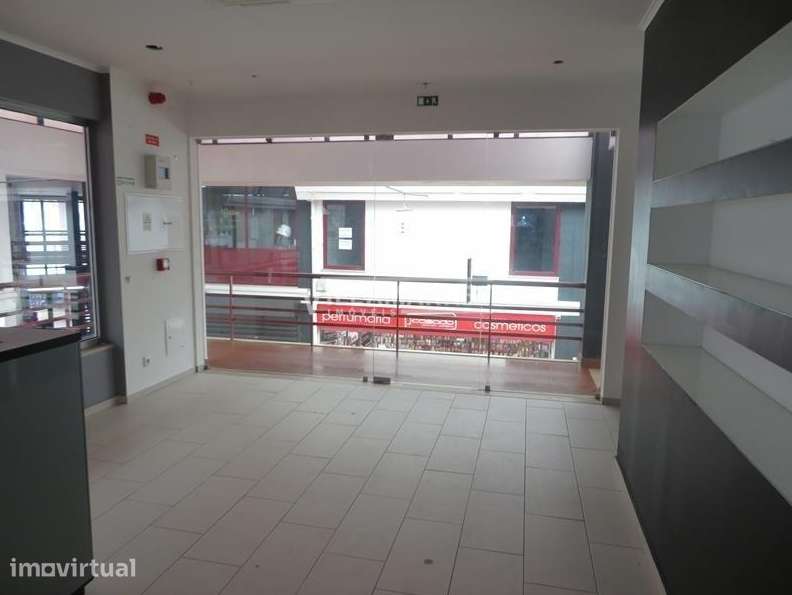 Loja da banca com 98 m2 inserida no Centro Comercial Fontedeira em Por - Grande imagem: 5/10