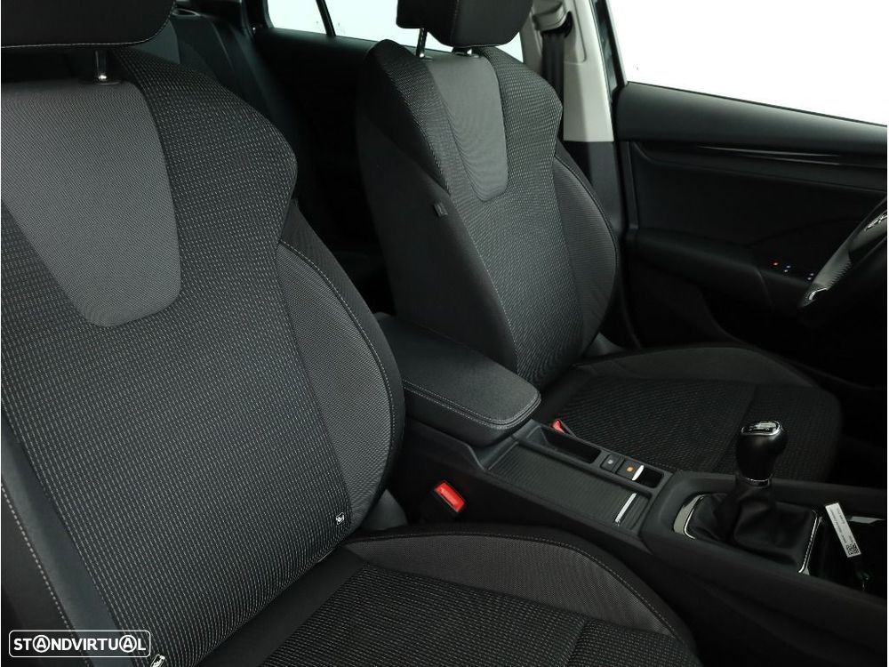 Skoda Octavia 2.0 TDI Ambition — fotografia 17