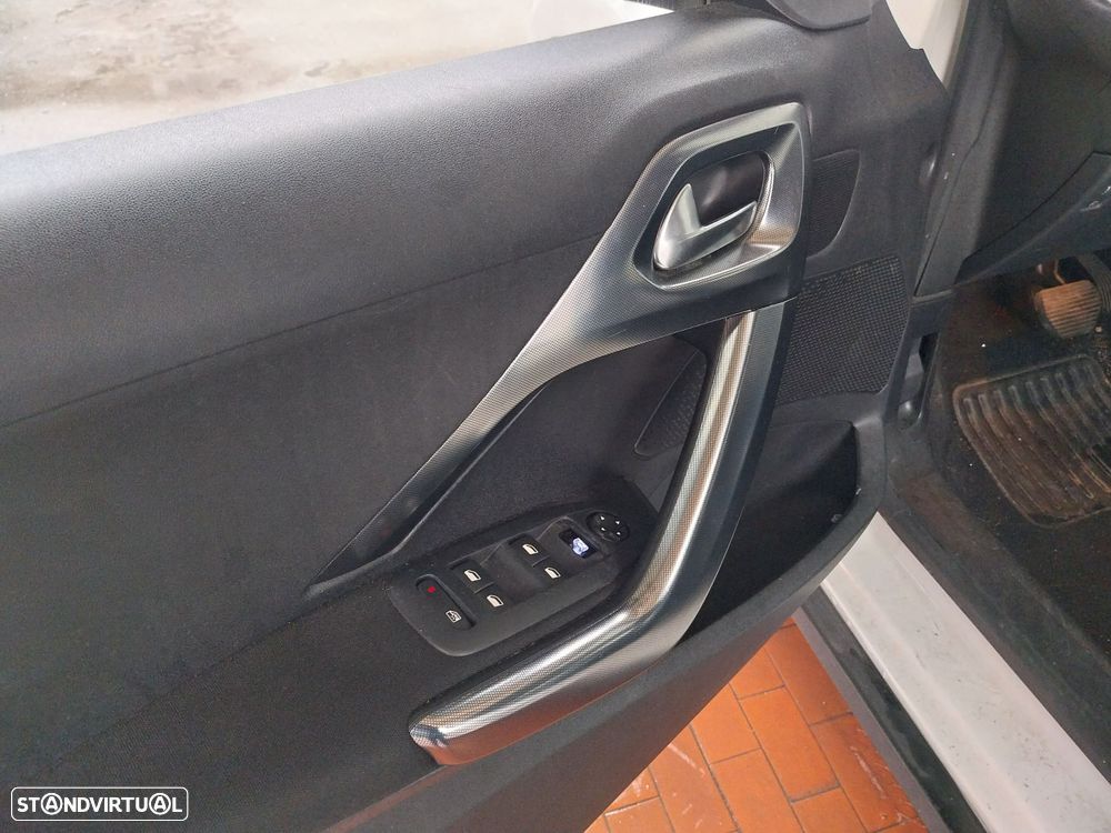 Peugeot 2008 1.6 e-HDi Allure - 3