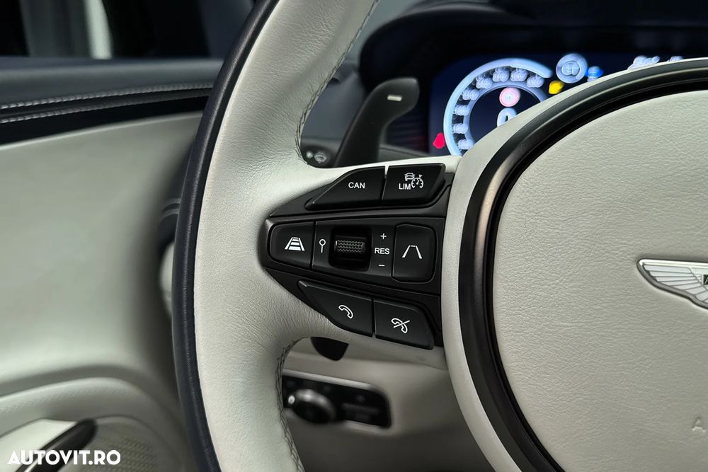 Aston Martin DBX - 32