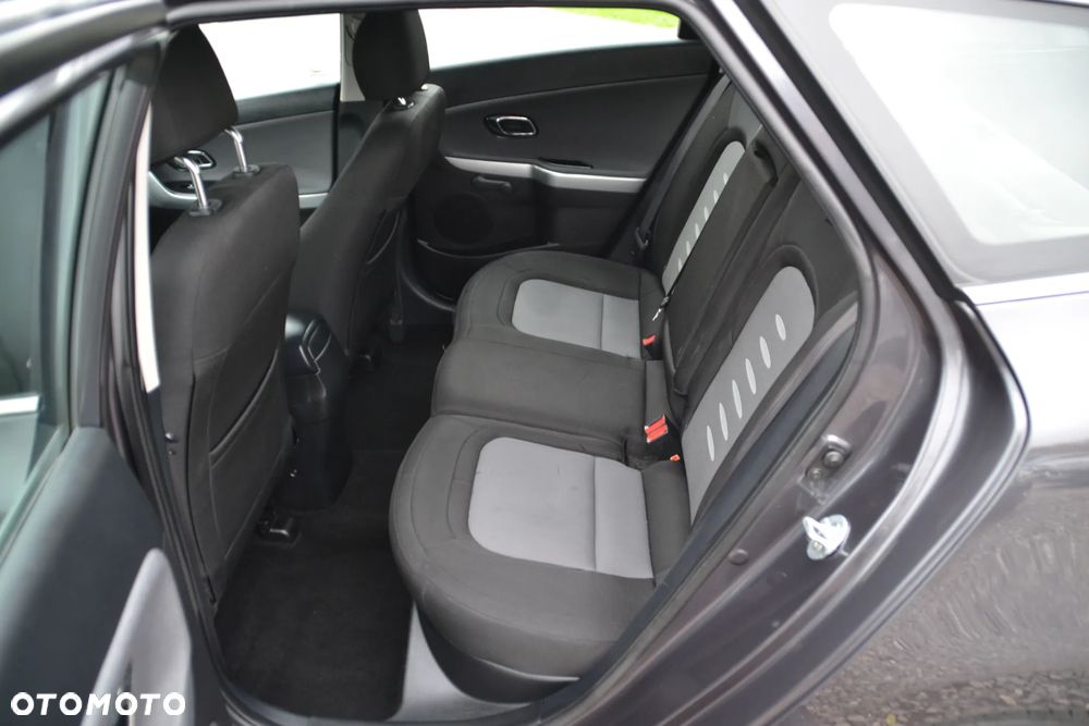 Kia Ceed 1.6 GDI Dream Team Edition - 24