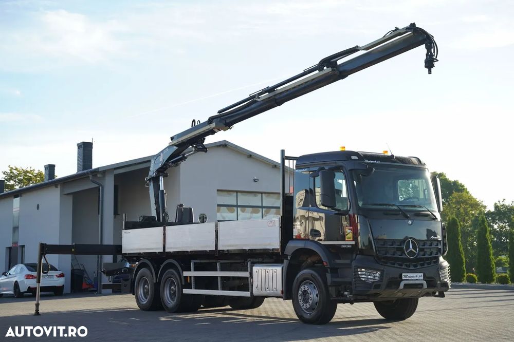 Mercedes-Benz AROCS 2636 / 6x4 / CAROSERIE BALANȚĂ - 6,8 M / MACARA FASSI F175A.2.23 / CAPACITATE MAXIMĂ DE RIDICARE: 5.100 KG / ROTATOARE / TELECOMANDĂ / PODEA RESISTENTĂ / TRANSMISIE AUTOMATĂ - 8