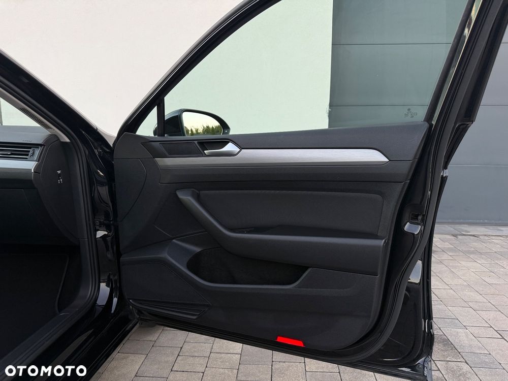 Volkswagen Passat 2.0 TDI SCR DSG Conceptline - 32
